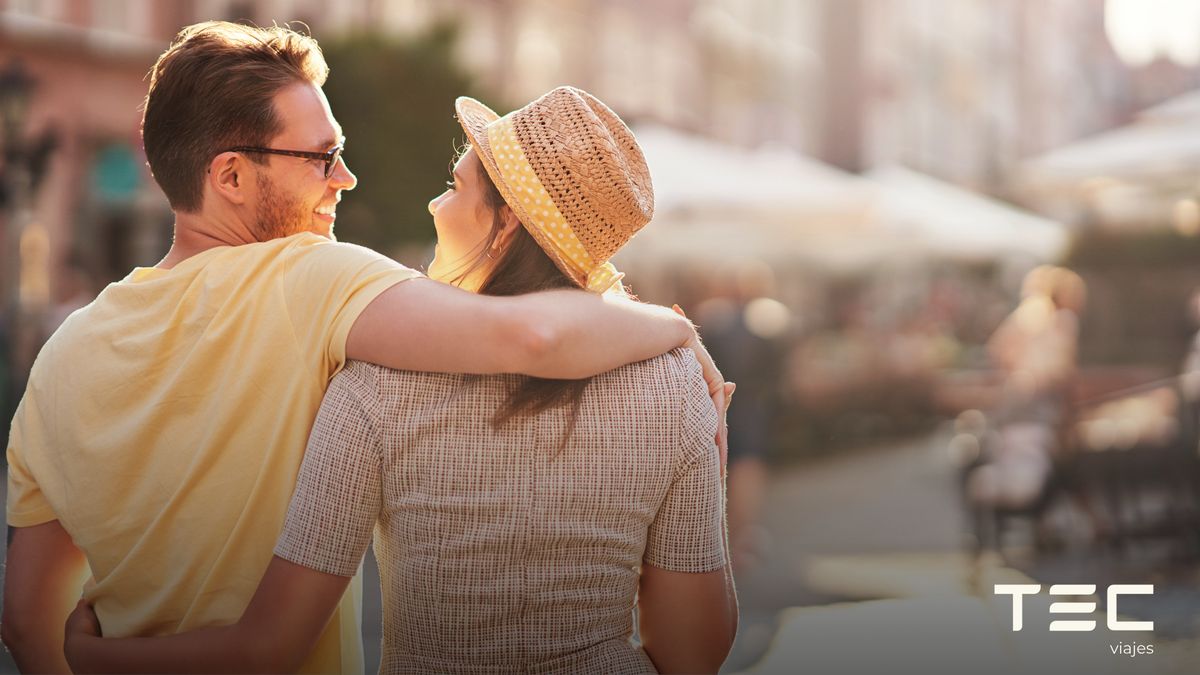 Pareja paseando por ciudad romántica de Europa